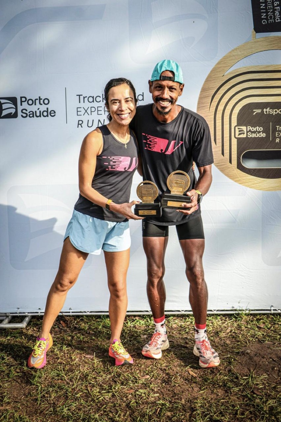 Ju e Gian no pódio com troféus